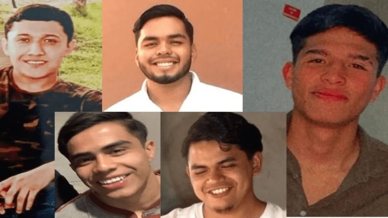 Una fotografía difundida en internet muestra a los jóvenes amordazados y golpeados en un predio desconocido Foto: Fiscalía de Jalisco