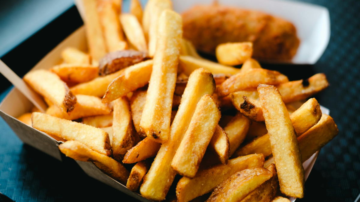 Papas fritas más crocantes: el secreto de agregar vinagre antes de freírlas