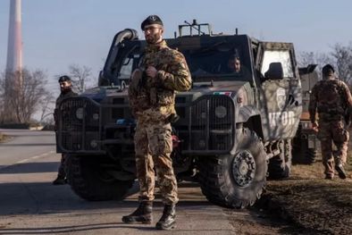 MDZol | Tropas de la OTAN vigilan una carretera en Kosovo. Foto: Getty Images