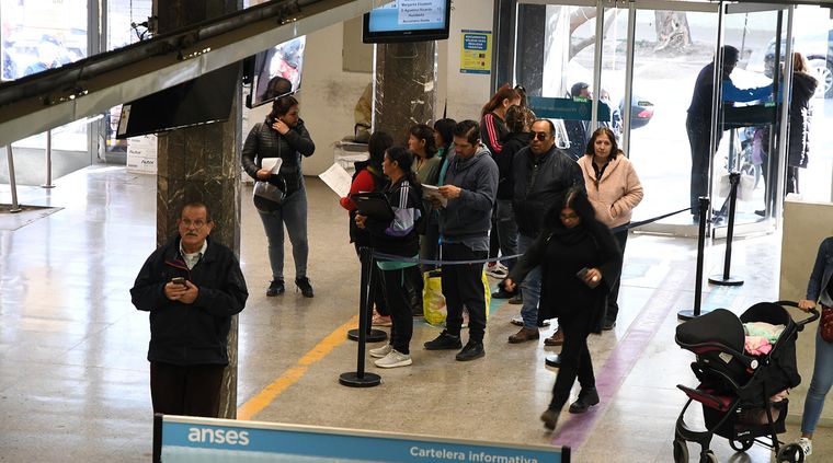 Los jubilados y pensionados de Anses cobrarán con aumento y bono extra este mes. Foto: ALF PONCE MERCADO / MDZ