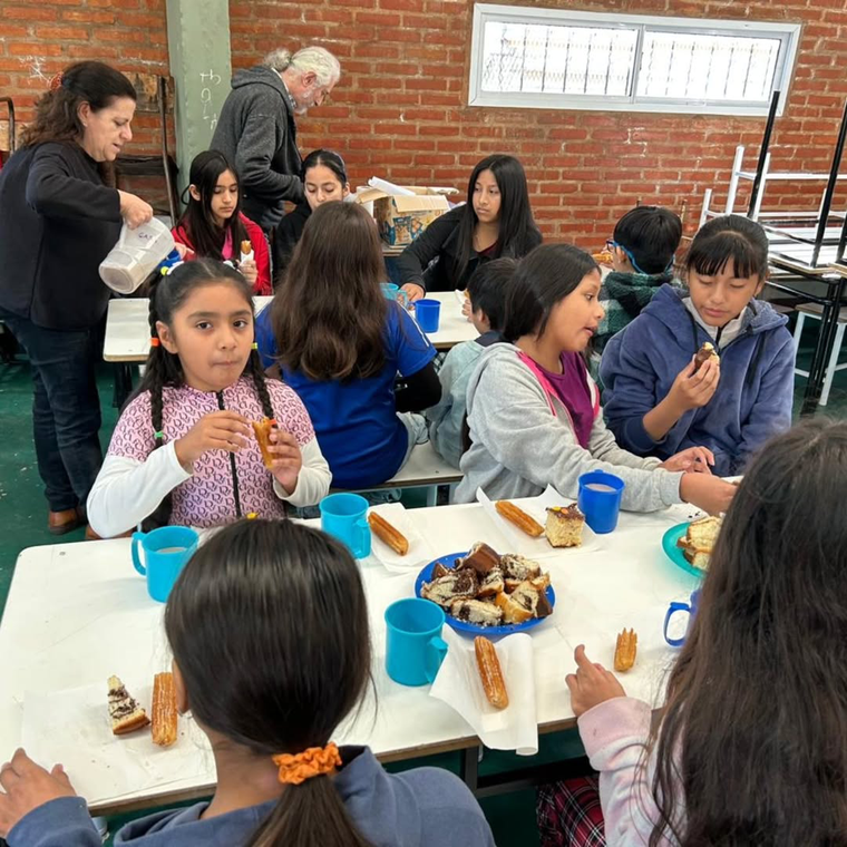 Un espacio de contención y desarrollo para niños y adolescentes de barrios populares. Un espacio de contención y desarrollo para niños y adolescentes de barrios populares.