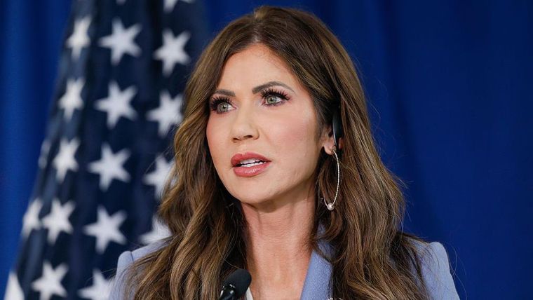 Kristi Noem no es una funcionaria cualquiera: exgobernadora de Dakota del Sur, ahora lidera las políticas migratorias más duras del gobierno estadounidense.