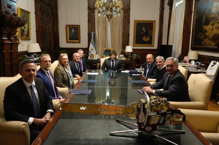El encuentro entre Javier Milei, su gabinete y el titular del BID.