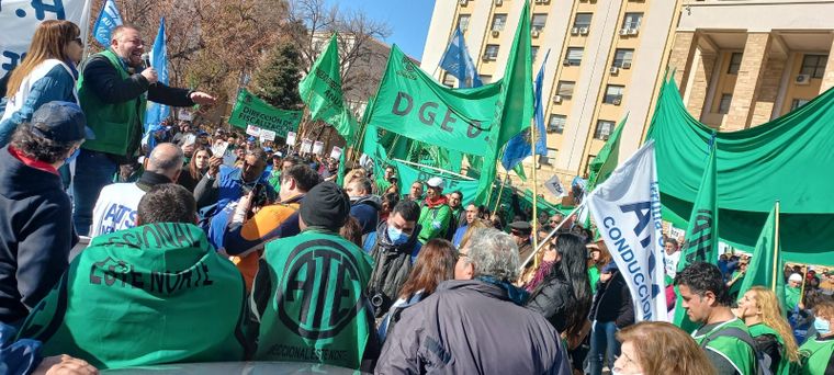 Estatales mendocinos marcharon este viernes hasta la Casa de Gobierno exigiendo una suba salarial. Foto: Prensa ATE