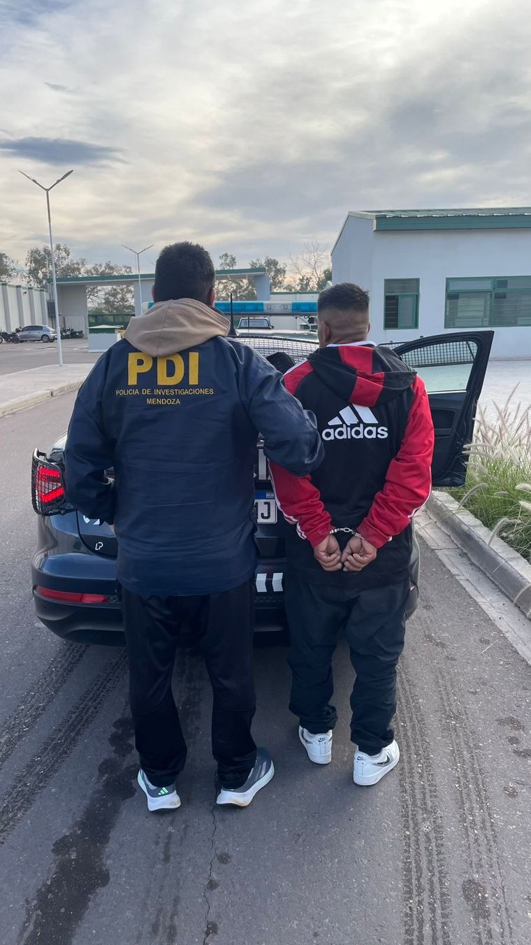 El sospechoso fue trasladado a la Estación Transitoria de Detenidos y Aprehendidos (Es.TrA.D.A.). El sospechoso fue trasladado a la Estación Transitoria de Detenidos y Aprehendidos (Es.TrA.D.A.).
