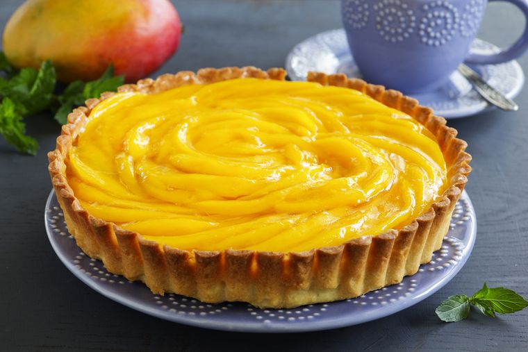 Esta receta tropical destaca por combinar fruta fresca con una base crujiente y suave. Esta receta tropical destaca por combinar fruta fresca con una base crujiente y suave.