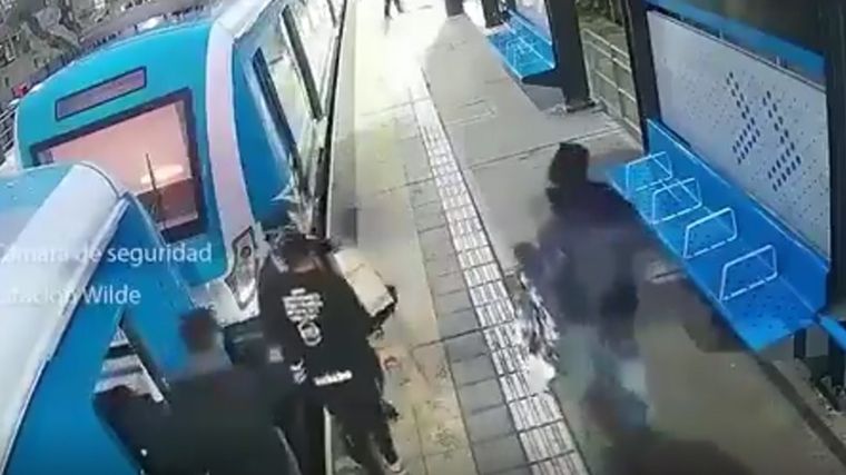 Los hermanos discutieron en el andén