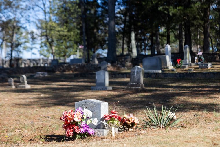 Entre la muerte y el cementerio intervienen distintas personas que forman parte del negocio, pero que también son necesarios.