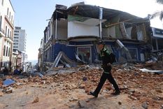 Vecinos y rescatistas buscan a sobrevivientes bajo los escombros tras el terremoto en Colombia.