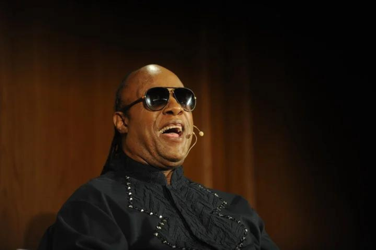 STEVIE WONDER ES UNO DE LOS MÁS GRANDES ARTISTAS. A LO LARGO DE SU CARRERA, TUVO VARIOS GRANDES ÉXITOS PERO UNO SE DESTACA.