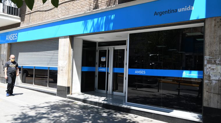 Anses paga haberes de enero con aumento y bono para quienes cobran el mínimo. Anses paga haberes de enero con aumento y bono para quienes cobran el mínimo.