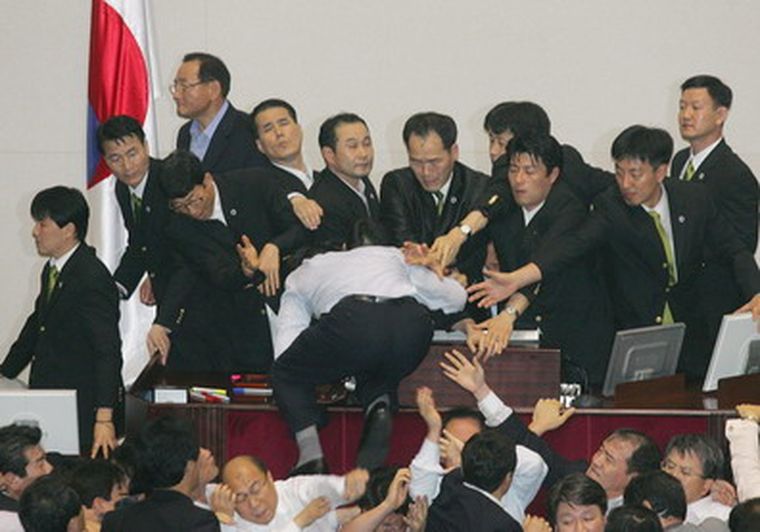 El congreso coreano se transformó en un ring. Foto: EFE