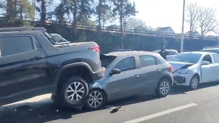 En el choque en cadena se vieron involucrados ocho vehículos Foto: Captura de pantalla
