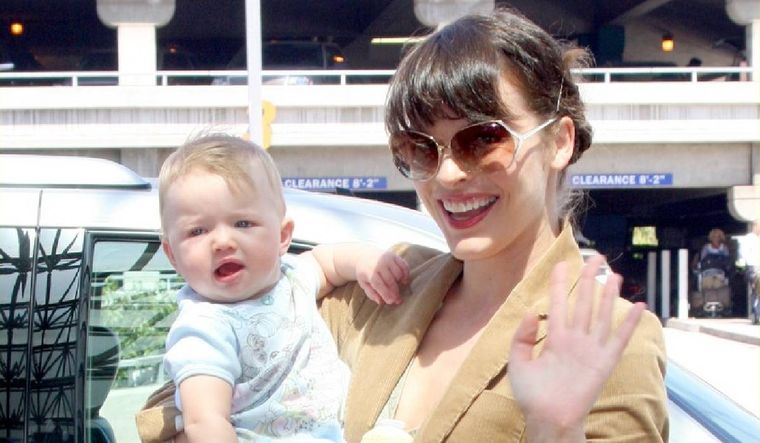 Milla Jovovich cargando a la pequeña Ever Anderson cuando todavía era una bebé.