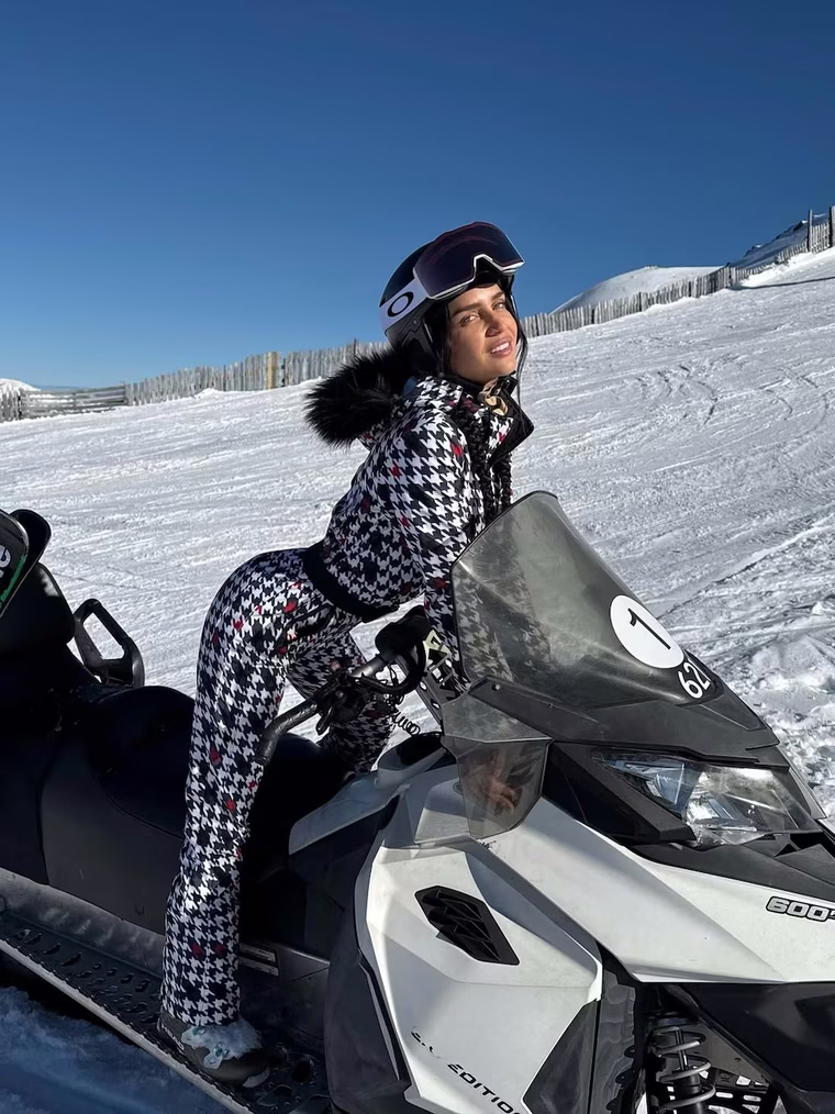 Zaira Nara abrió la temporada de esquí en Villa La Angostura con un look de alto impacto. Zaira Nara abrió la temporada de esquí en Villa La Angostura con un look de alto impacto.