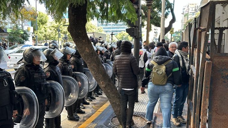 La Policía de la Ciudad custodia el frente de la Casa de Misiones.