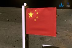 China se convierte en el segundo país en la historia en plantar su bandera en la Luna
