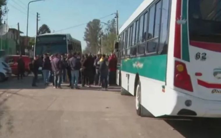 Los compañeros del chofer atacado iniciaron un paro en 3 líneas. Foto: Captura de TV