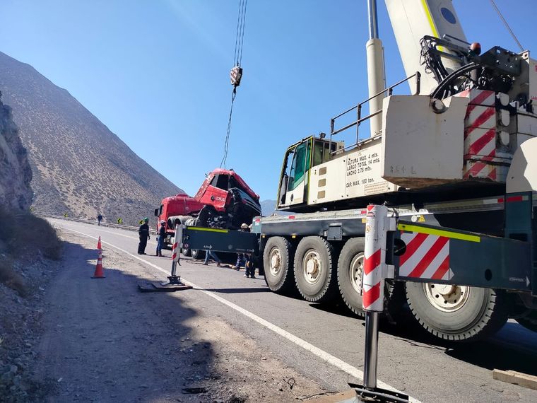 La grúa y el camión retirado. Foto: Gentileza Gendarmería