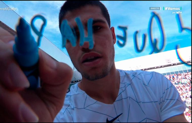 Alcaraz venció a Nadal y quiere vencer a Djokovic para hacer historia en Madrid.