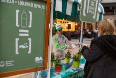 grandes y chicos participaron de juegos sobre separacion de residuos