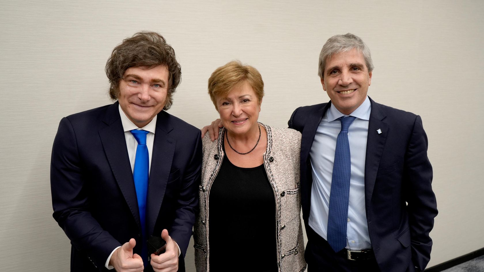 Javier Milei y Luis Caputo con Kristalina Georgieva, en la previa de la llegada de una nueva misión del FMI al país en febrero. El organismo monitorea qué ocurre con la acumulación de reservas y observa el desempeño de la recaudación.&nbsp;