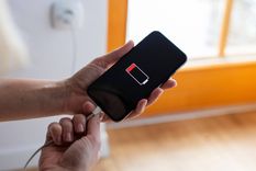 Los cargadores de celular son unos de los artefactos qué más consumen energía si se los deja enchufados. Los cargadores de celular son unos de los artefactos qué más consumen energía si se los deja enchufados.