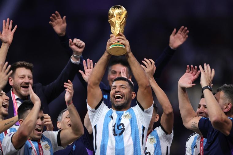 Kun Agüero levanta la copa del campeonato que no pudo jugar. Su corazón le dijo basta, su alma de futbolista argentino le indicó lo contrario. Foto: Efe