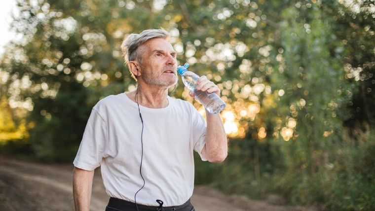 Estos son los consejos publicados por el PAMI para mantenerse hidratado durante los días de altas temperaturas. Foto: Freepik