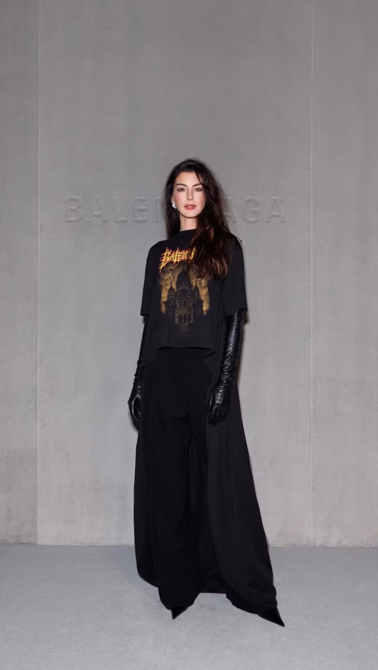 Anne Hathaway brilló en la Semana de la Moda. Anne Hathaway brilló en la Semana de la Moda.