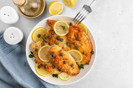 Pollo piccata con alcaparras Una receta deliciosa para hacer en minutos. Foto: Shutterstock