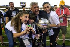 Crespo, y sus hijas, en plena celebración. Crespo, y sus hijas, en plena celebración.