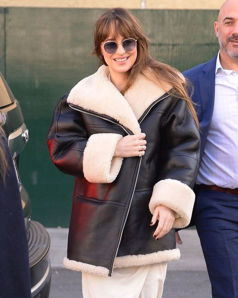 Dakota Johnson nos propone dos looks extra favorables para el invierno. Foto: Instagram