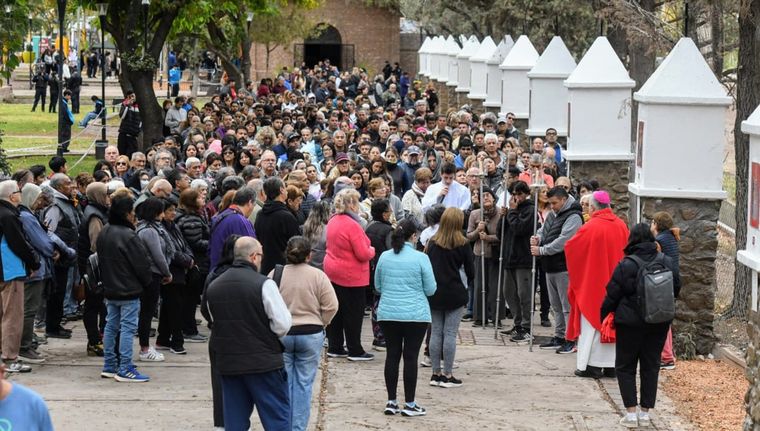 Los fieles participaron del tradicional Vía Crucis en el Calvario Foto: ALF PONCE MERCADO / MDZ