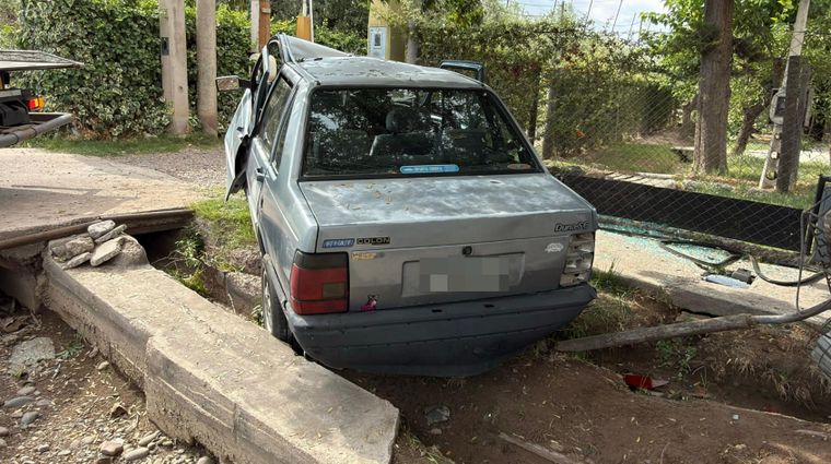Así quedó el Fiat Duna tras el accidente en Maipú.&nbsp;