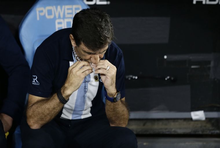 Gustavo Costas y la camiseta que estrenó en Racing. Foto: FotoBaires