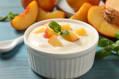 Esta receta de yogur con duraznos es muy popular como desayuno saludable.