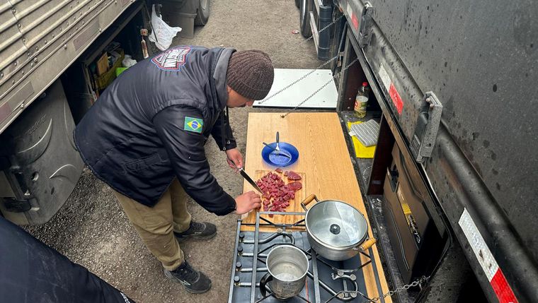 Un conductor prepara Strogonoff de carne, el plato brasileño por excelencia que combina carne en trozos con crema de leche. Un conductor prepara Strogonoff de carne, el plato brasileño por excelencia que combina carne en trozos con crema de leche.
