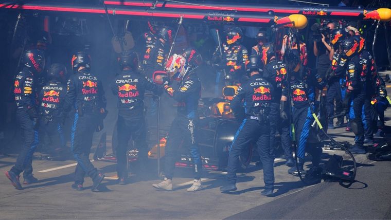Verstappen se baja de su auto tras abandonar. Foto: EFE