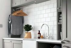 En los espacios interiores es importante no subestimar la cantidad de humedad que la ropa que se seca libera al aire. Foto: Benchmarx Kitchens