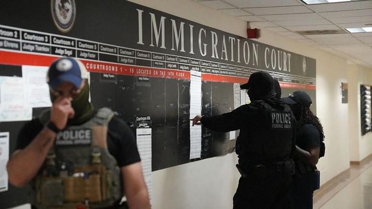 Muchos de los adoptados temen las redadas de inmigración a pesar de haber llegado a EE.UU. siendo niños.
