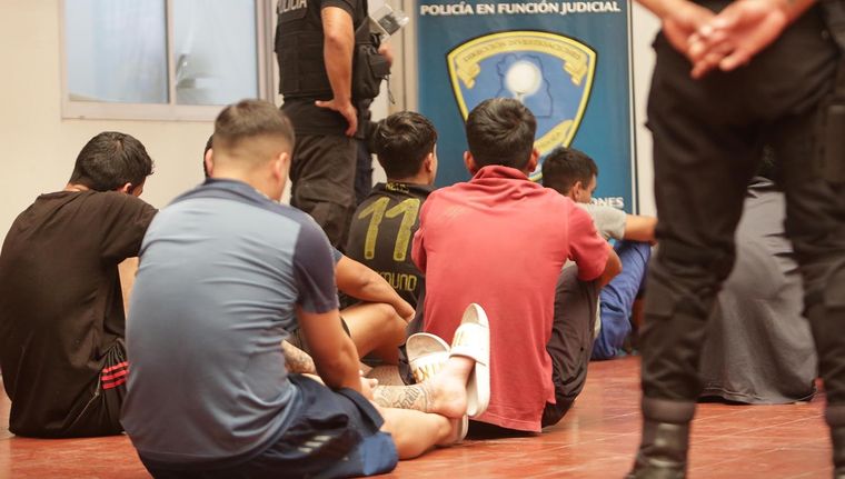 La estrategia Bukele a la mendocina. Detenidos por averiguación de antecedentes, aburridos y de piernas cruzadas. Foto: Prensa Gobierno