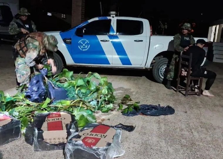 La incautación de los cartones de cigarrillos junto con el ingenioso (y fallido) disfraz. Foto: Prefectura Naval Argentina