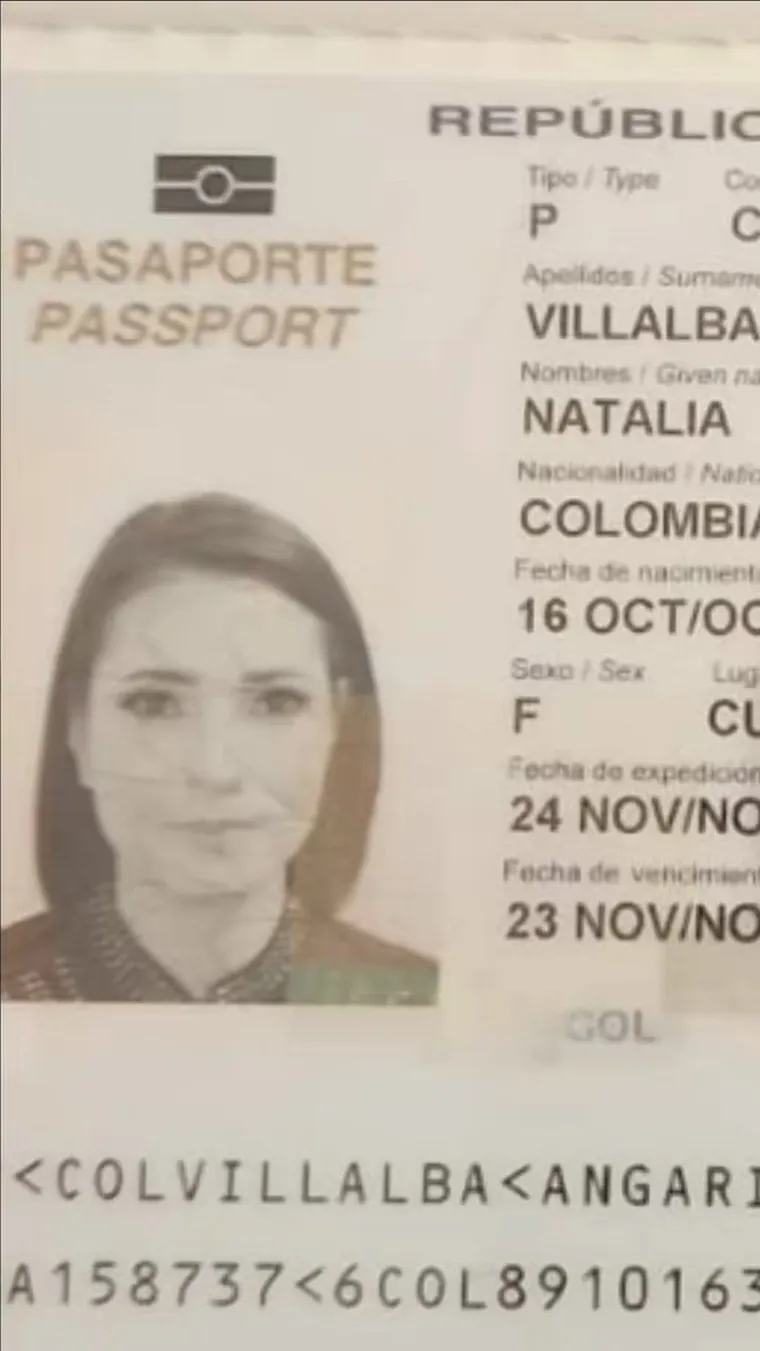 Los pasaportes de la modelo que recuperaron las autoridades luego de su muerte.