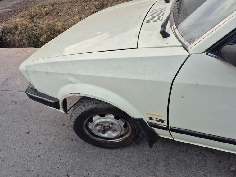 El Ford Laser que secuestraron los detectives de Homicidios en Las Heras. El Ford Laser que secuestraron los detectives de Homicidios en Las Heras.