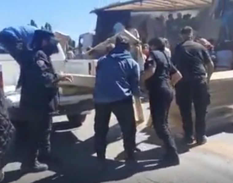 El momento en que los efectivos cargan los muebles