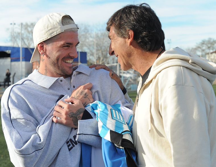 Rodrigo De Paul durante su última visita al Predio Tita junto con Gustavo Costas.