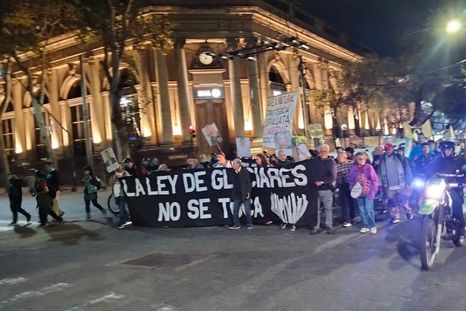 Mendocinos marchan contra la Ley de Glaciares Mendocinos marchan contra la Ley de Glaciares