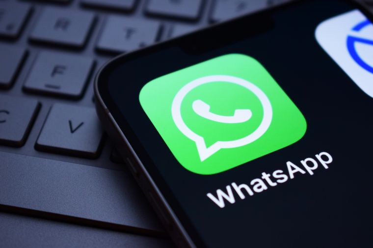 WhatsApp integra nuevas funciones como Live Photos, fondos con IA y mejoras en la búsqueda de grupos.