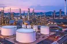El crudo dio un salto mayor al 6% este lunes tras el inesperado anuncio de recorte de la producción. Foto: EnergyAsia.